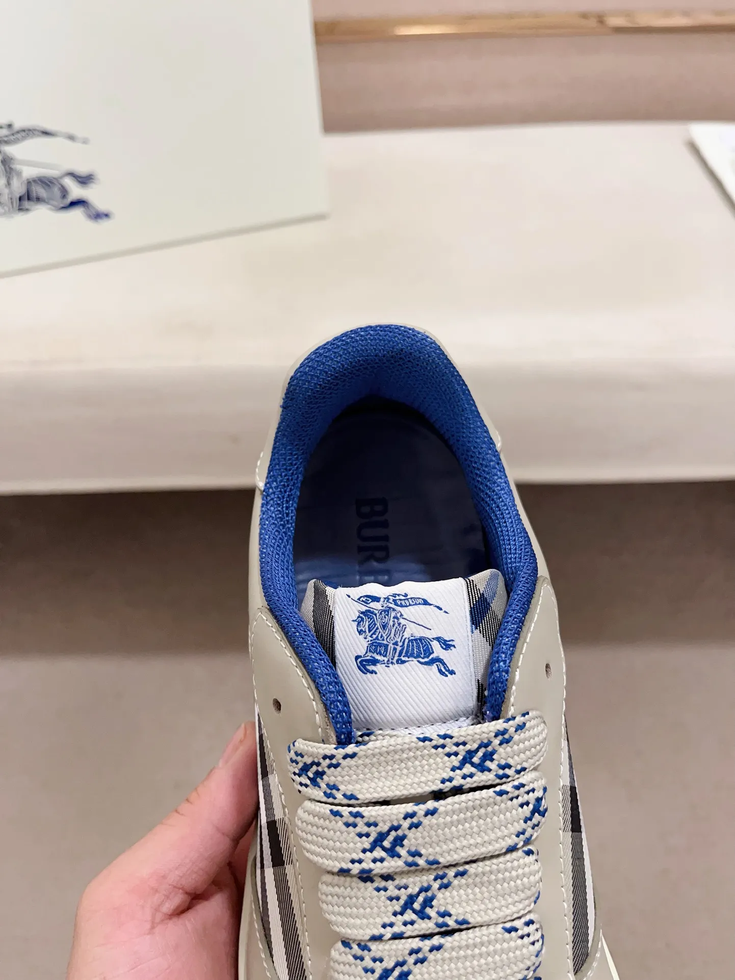 Men's shoes💰: 620💰Top version🥳◾️▫️The new Burberry men's classic low-top sneakers are reinterpreted with Vintage retro plaid cotton material and calfskin, decorated with a new brand logo. First-layer cowhide lining, embossed Burberry logo on the heel, and original TPU outsole! Code number: 38-45. Women's sizes and 46 can be customized.